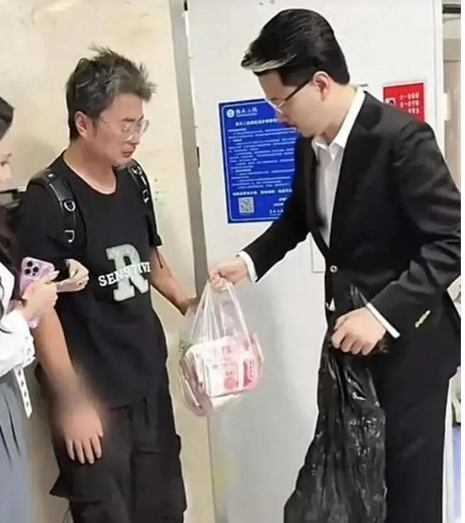 国岳夫妇用塑料袋，拿着30万去看烧伤妈妈，究竟是真做慈善还是炒作

首先说炒作的
