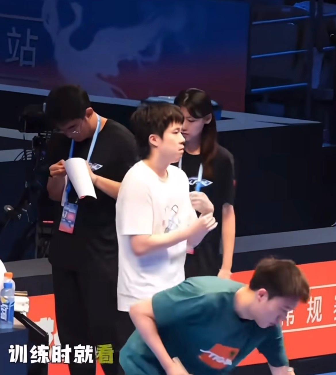 王楚钦多次揉左手手腕这次乒超联赛王楚钦联赛首秀爆冷输球，赛场内外他频繁揉左手手腕