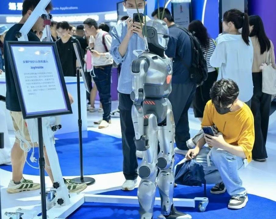 京东同步推出附身智能品牌 JoyInside，通过接入 JoyAI 大模型为机器