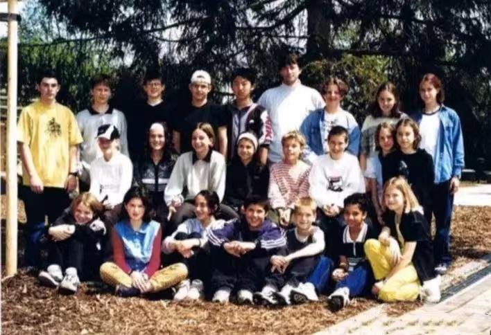 上世纪90年代初，一位来自亚洲80后在瑞士上学时与同学拍下了这张照片，当时的他看