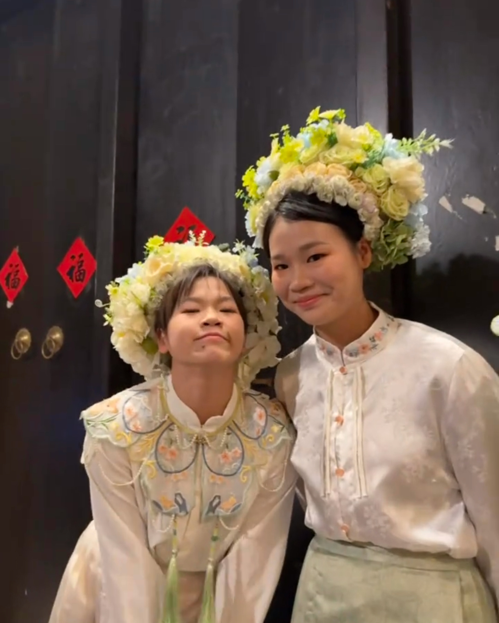 可盐可甜，世间罕见的婵宝！[太开心]#全红婵赤坎老街簪花# ​​​