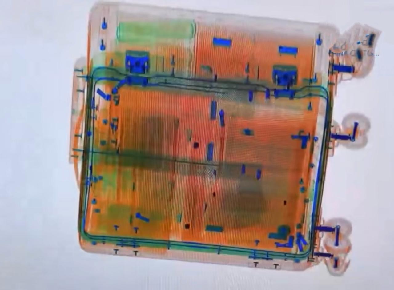 没收了！山东烟台，一入境男子的行李引起海关注意，里面装满细长条状异物，排列规则，