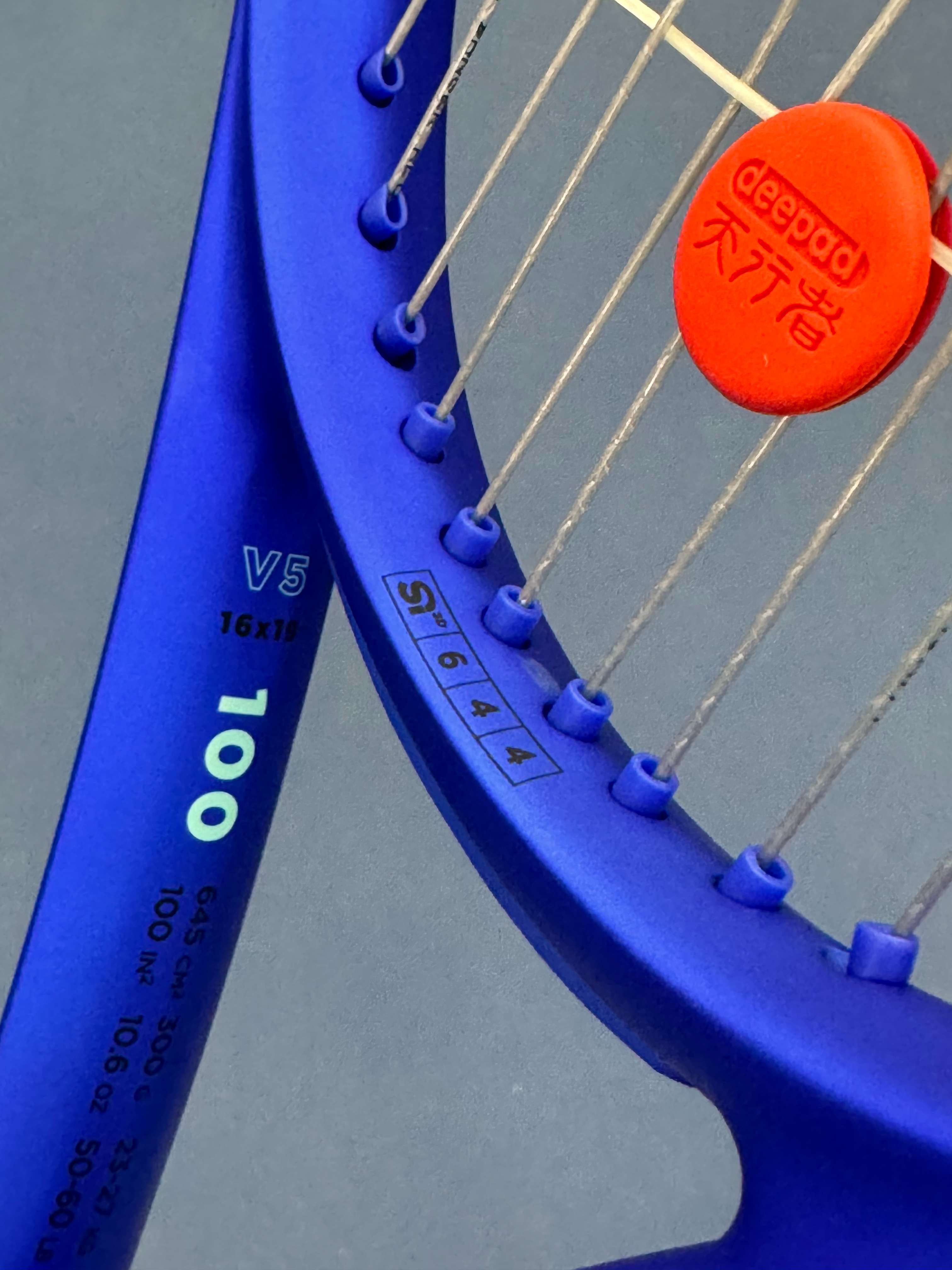 Wilson 新款ULTRA V5系列，外观的克莱因蓝（世界上最极致纯粹的蓝色）