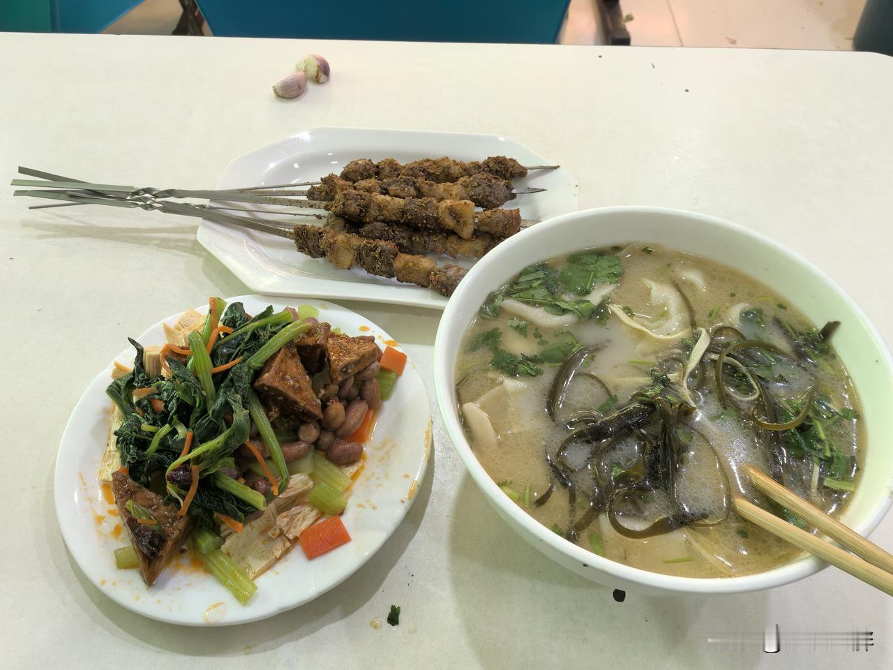 郑州真实物价！一碗烩面+凉菜+6串羊肉串，花了62元
 
坐标河南郑州，简简单单