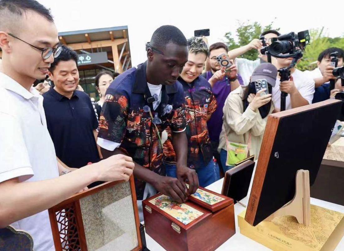 我们不一定知道他是谁，但是一定用过他的表情包，他就是无语哥！
甲亢哥刚离开中国没