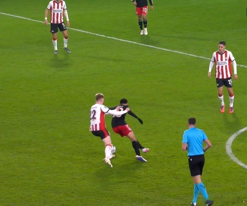 埃因霍溫中場抱著穆西亞拉也防不住🔥🦌 