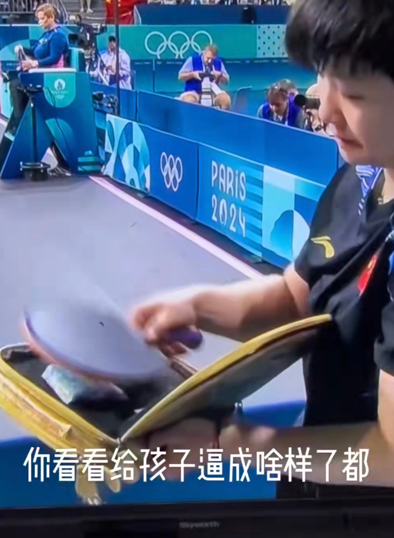 王楚钦球拍被踩坏后，女单直播赛后都给了孙颖莎和陈梦收拍子的画面。#王楚钦球拍被踩