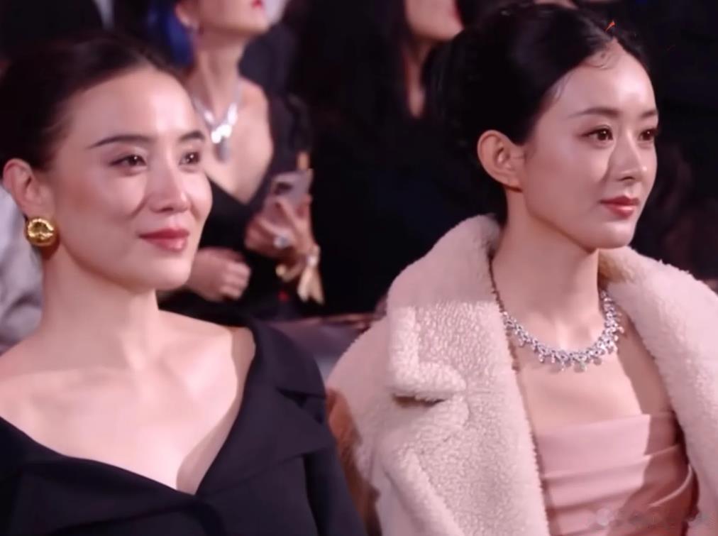 宋佳、赵丽颖微博同框，宋佳的颜值，气质不是吹的，比赵丽颖好太多了，不在一个级别上