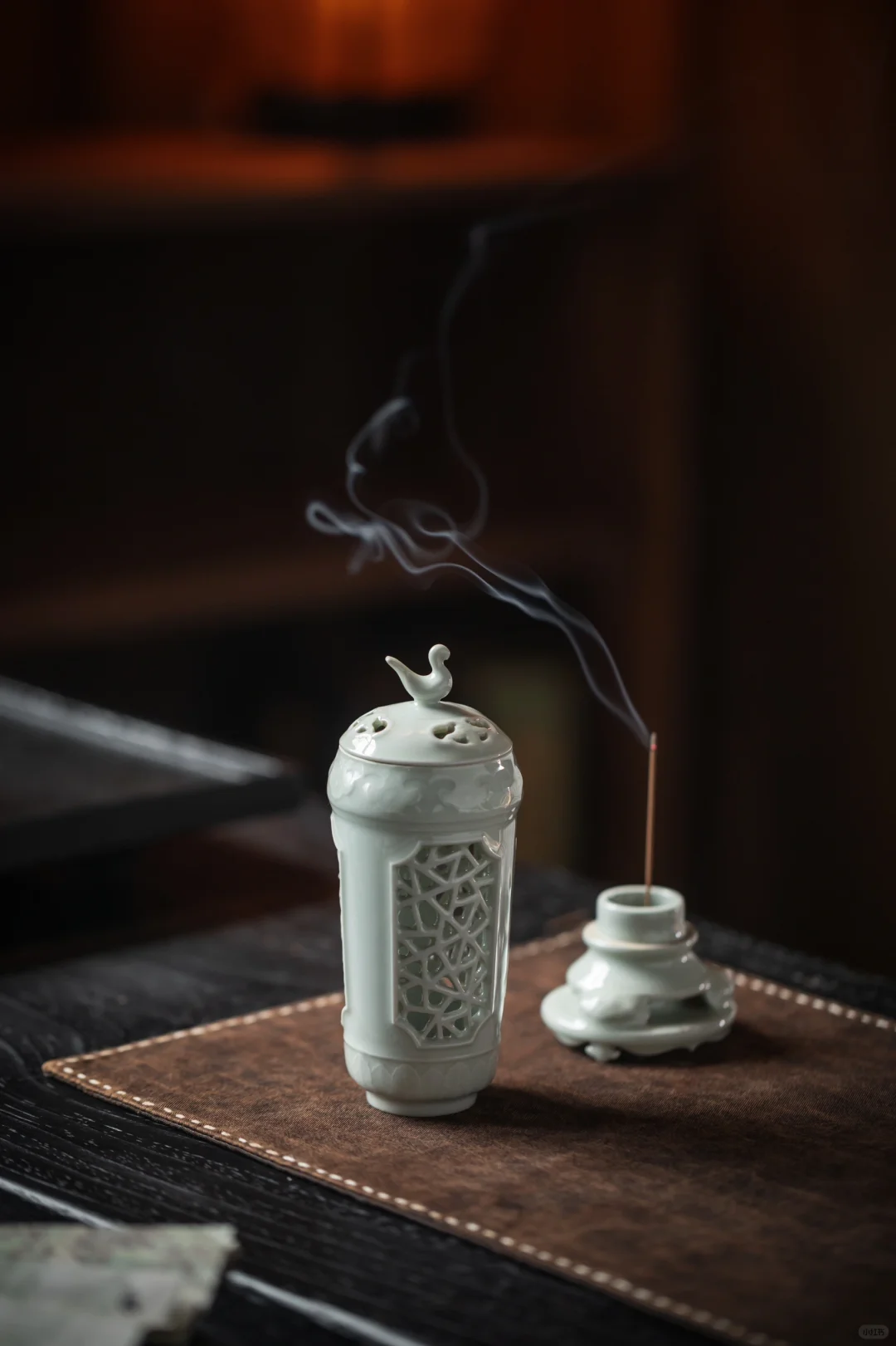 窗外月华明，焚香小坐清