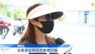 重庆，一女子到某理发店做头发，结果发现理发师有腹肌，就忍不住用手指戳了一下。之后