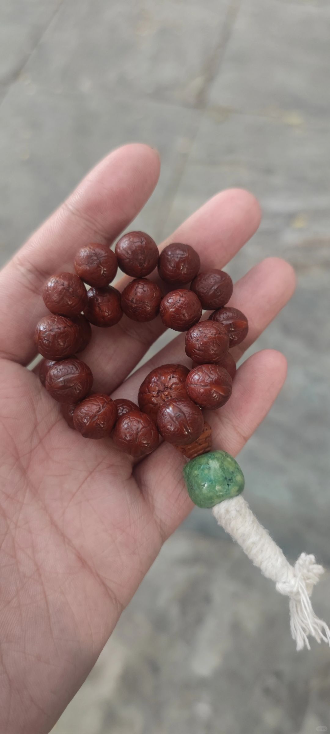好像突然变色了