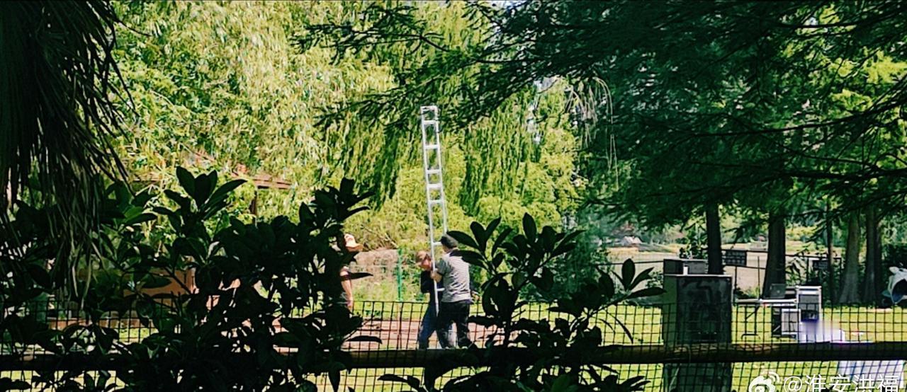 忙碌的工作人员正在为活动做好准备！美丽淮安是我家，让我们一起加油努力，共创共享美