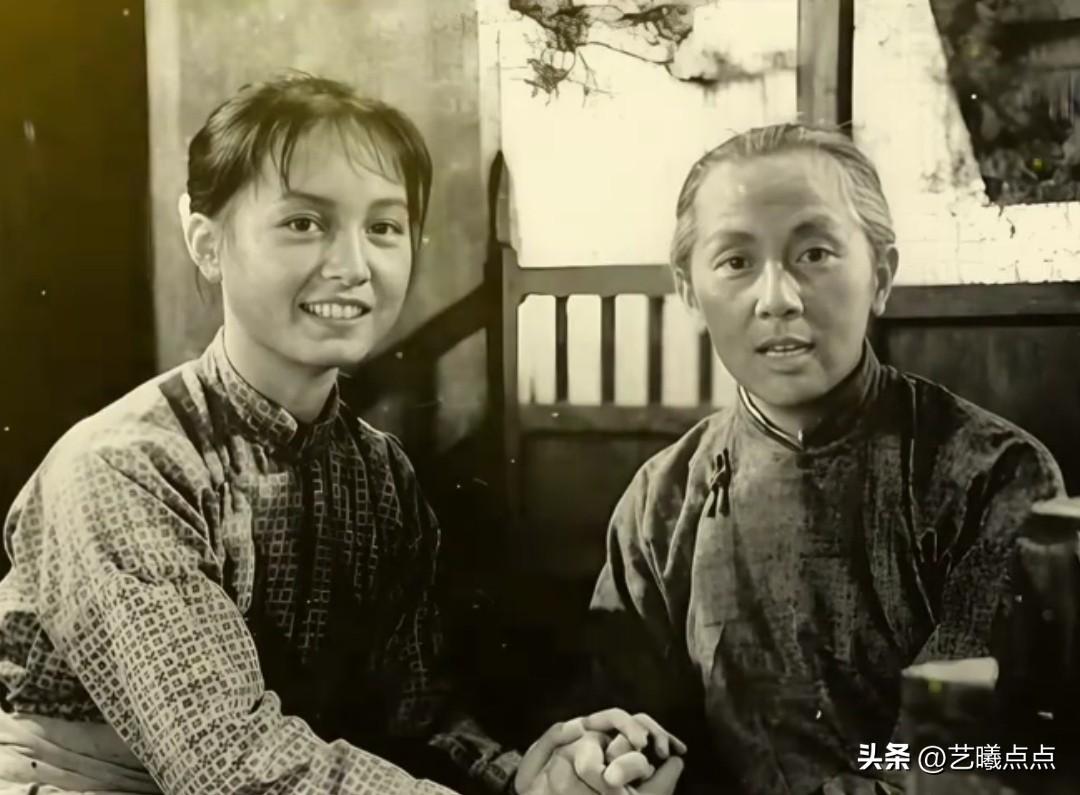 这是 1961 年摄制的老电影《枯木逢春》的剧照，一瞧见这剧照，耳旁便会响起影片