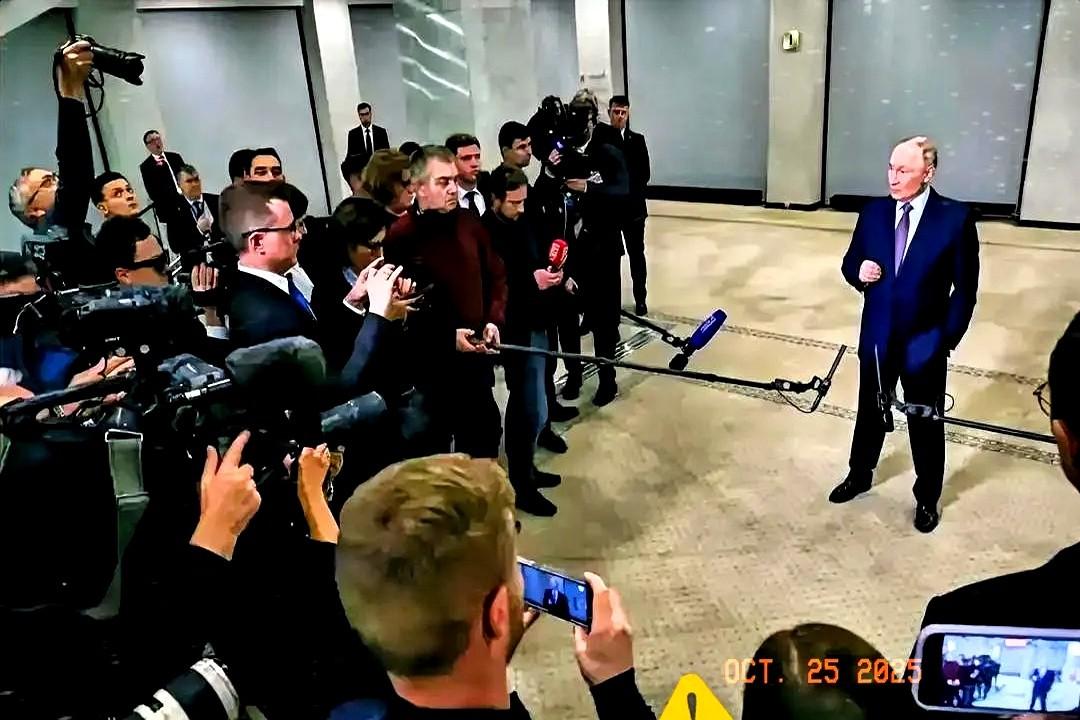 特朗普十几次电话打过去，没一句管用。不是一次，是137次。你懂那种感觉吗？就是你