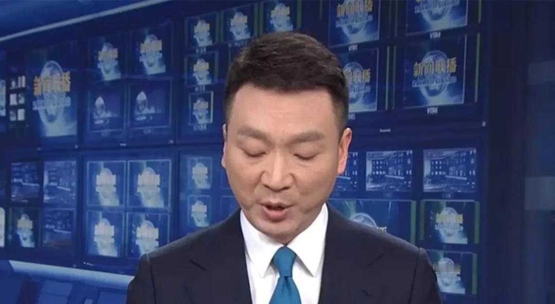 业务能力突出的康辉，竟然在1月4日《新闻联播》中，出现长时间低头念稿的情况！

