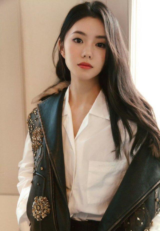 #赵今麦刘浩存MIUMIU出图#两位美女都好好看啊，期待我们的出片吧 ​​​