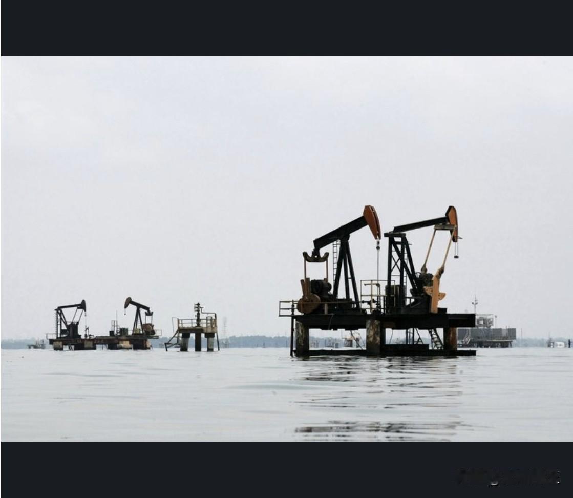 周一油价在前一交易日强劲上涨后基本保持稳定，投资者正权衡潜在供应过剩的担忧与日益