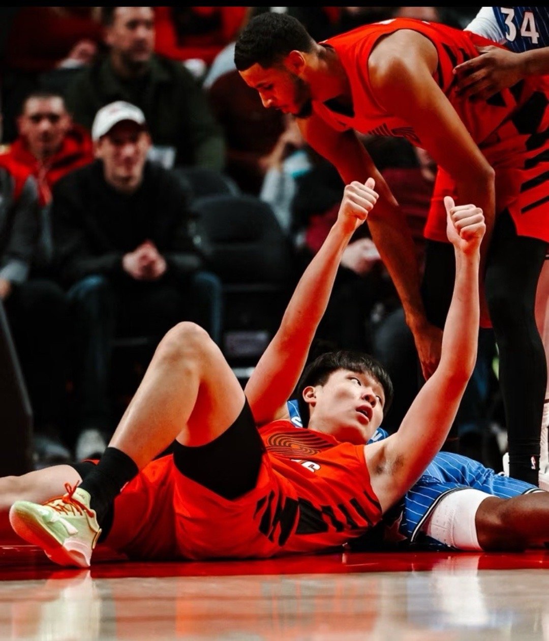 杨瀚森本赛季累计缺席率达57%，连续多场被弃用，场均仅7.7分钟出场时间。球迷花