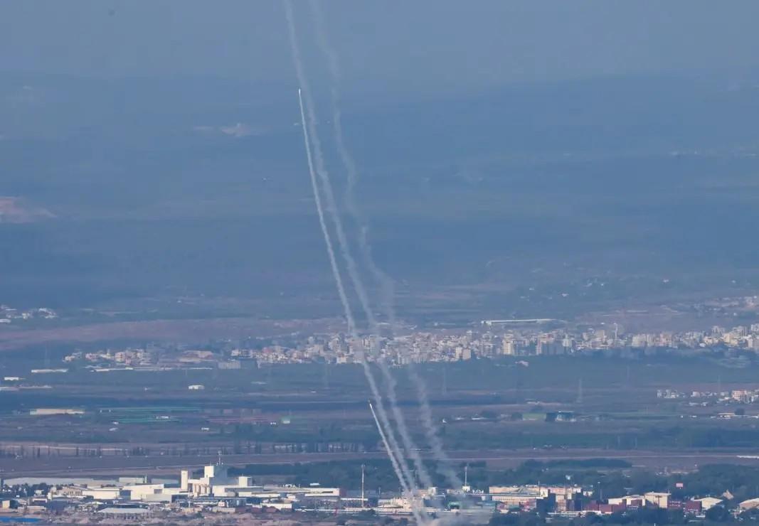 真主党火箭弹打到海法了，

铁穹系统这次没拦住多少，

北部居民半夜爬起来往南跑