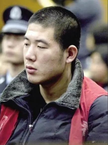2006年退伍军人摆摊谋生，意外持刀将城管刺死被判处死刑，在法庭上，他辩护律师的