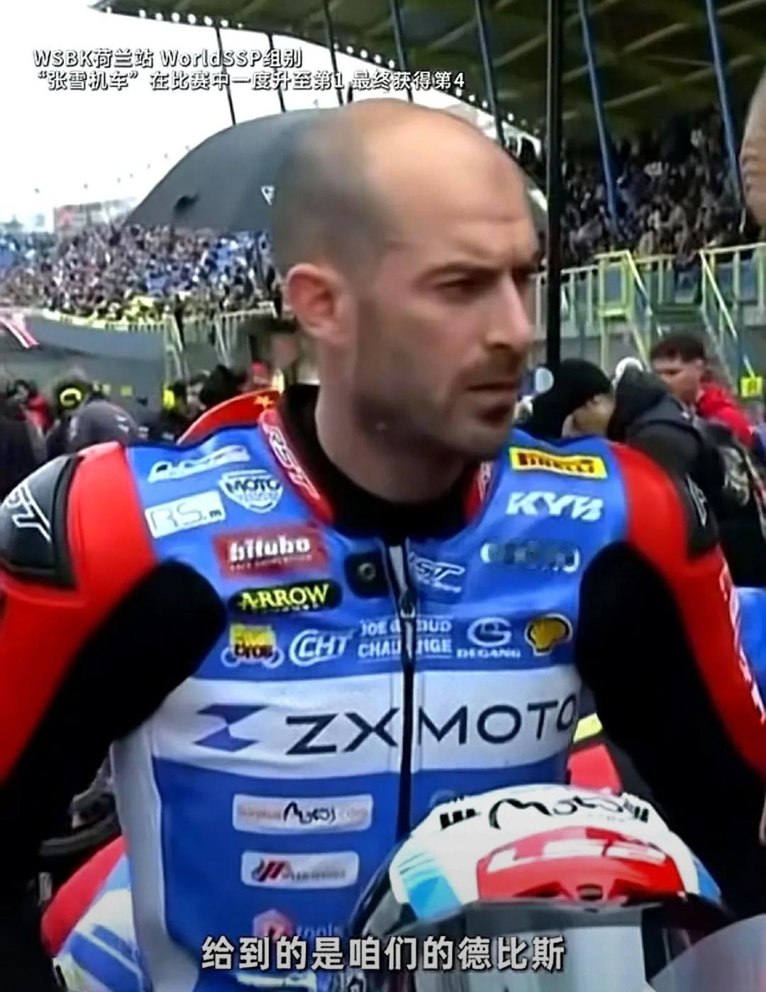 “德比斯，你跑个屁！”
最后一圈，德比斯紧咬牙关。前面五台雅马哈，四台杜卡迪，像