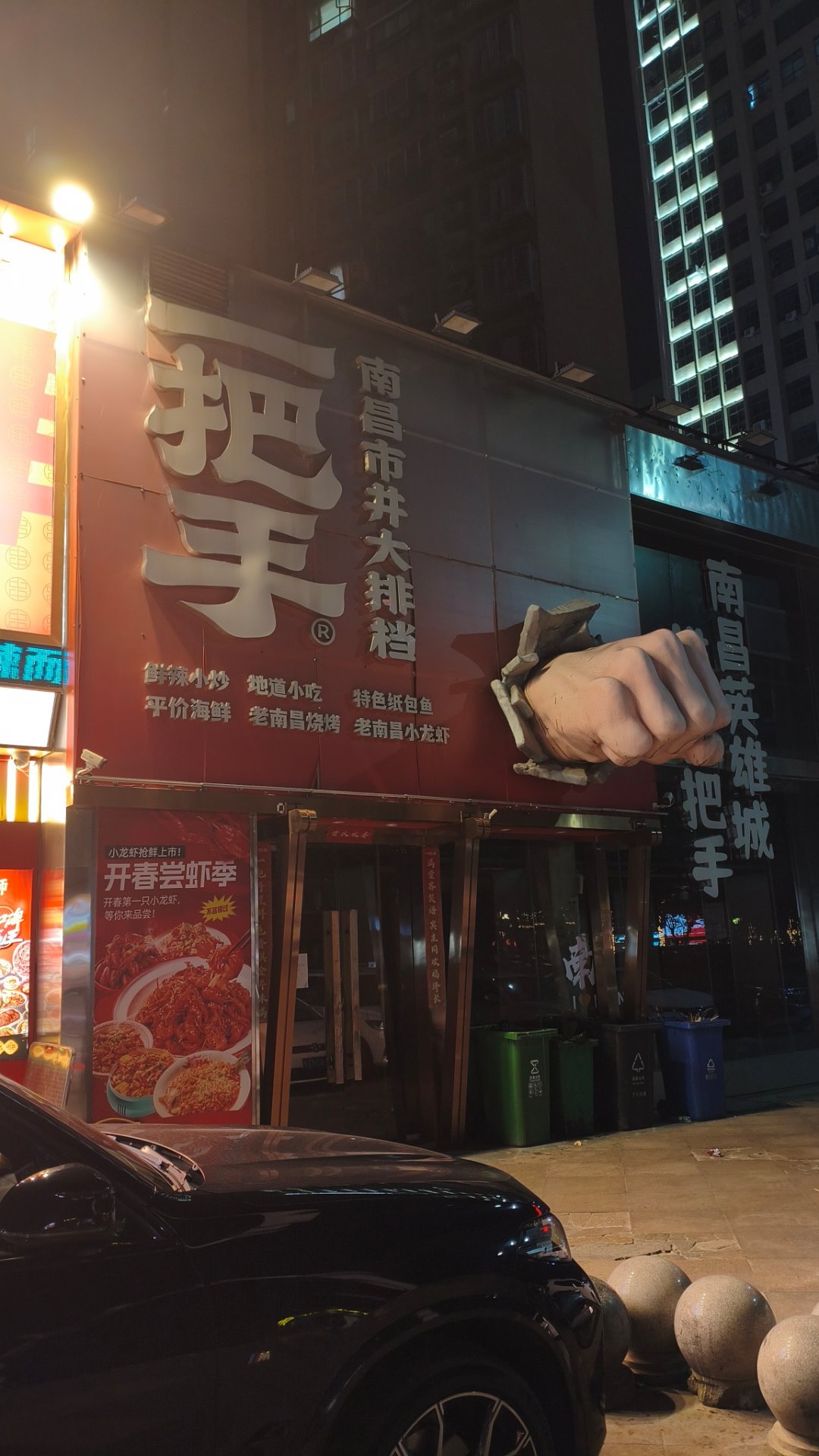 餐饮真是不好做啊，就这一小圈儿，倒闭了三家前段时间我记得还开着呢隔壁辣小鲜排队的