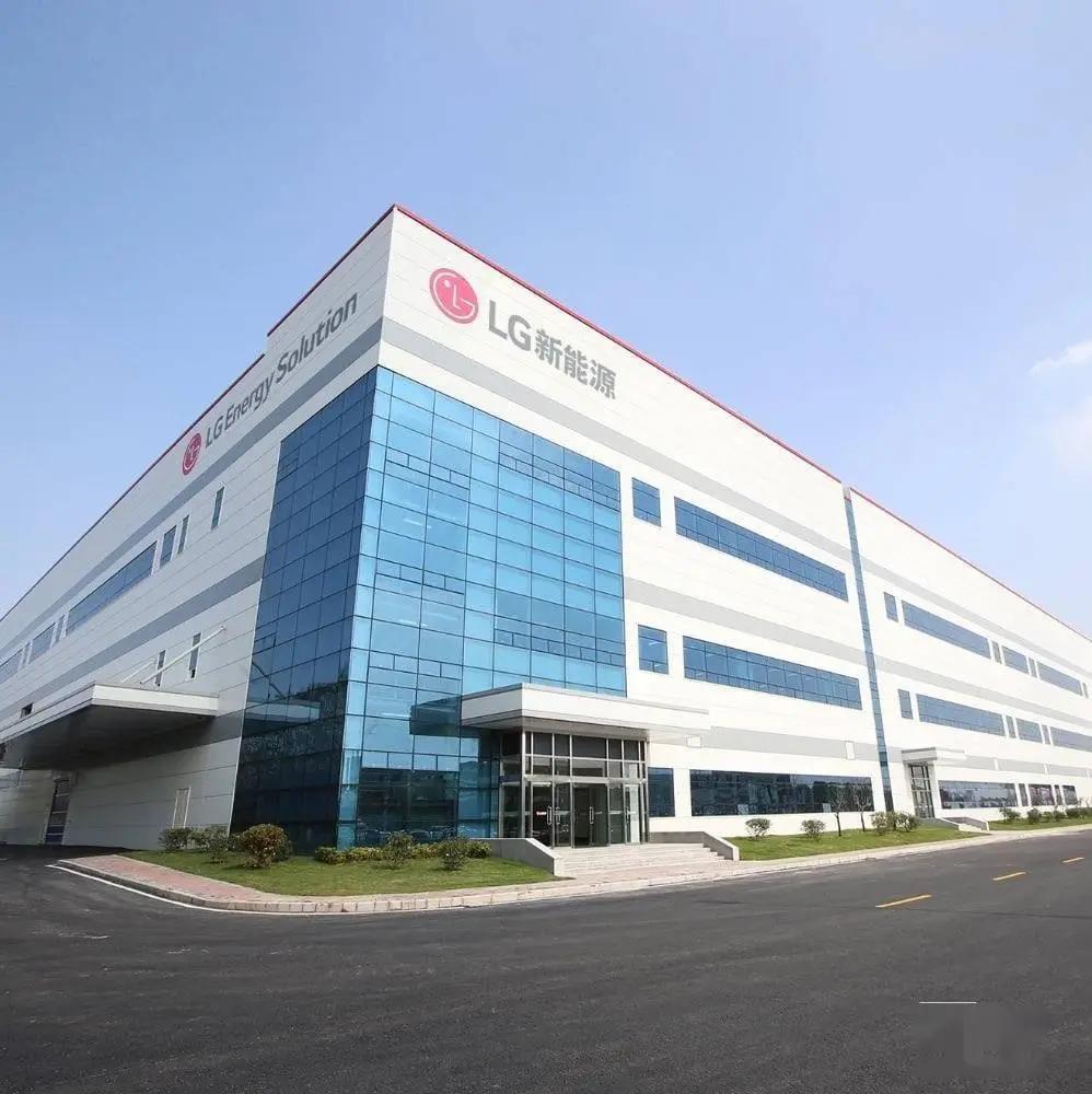 手机干倒闭的LG，让奔驰心甘情愿买单近百亿！
韩国的LG最新吃下了梅赛德斯奔驰近