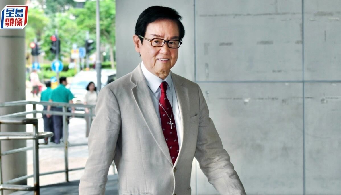 80岁资深电影人黄百鸣 （原名黄栢鸣）今日须即时入狱服刑！他早前因内幕交易罪被判