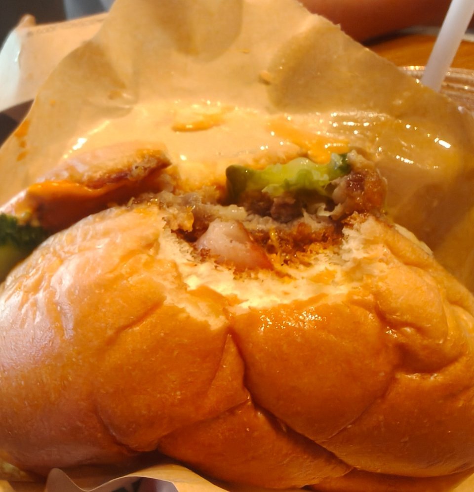 带走了魏家凉皮的汉堡[捂嘴哭][捂嘴哭]情有可原 ​​​