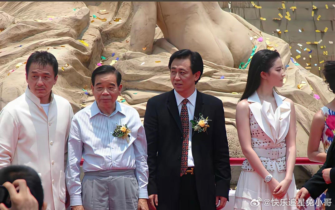 2009年，恒大相关文旅项目开业剪彩活动。成龙、刘亦菲、郑裕彤作为嘉宾出席站台，