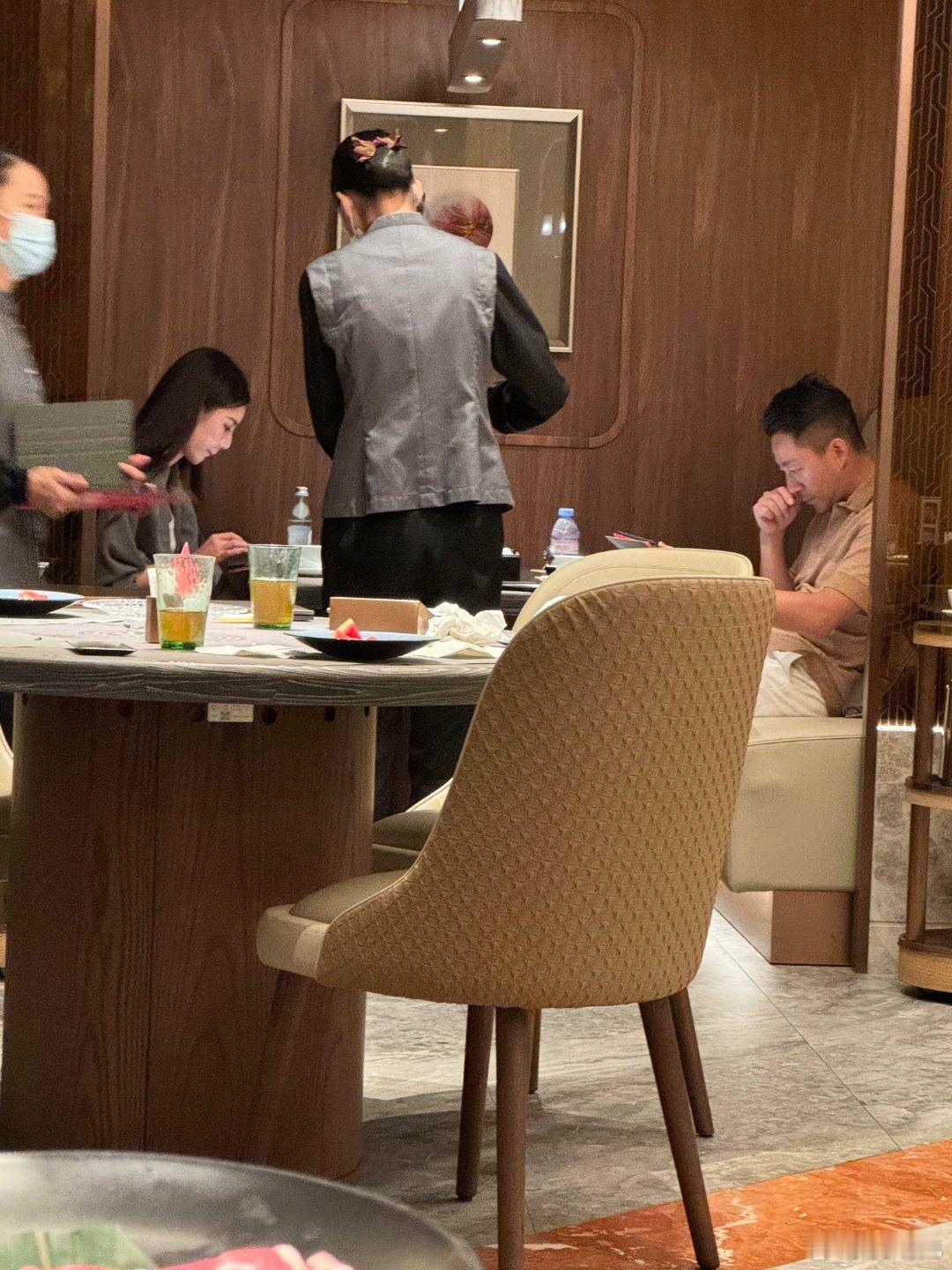 澳门新濠影汇偶遇汪小菲夫妇，马筱梅远看还可以算是美女。有钱人去哪儿都带着阿姨就是