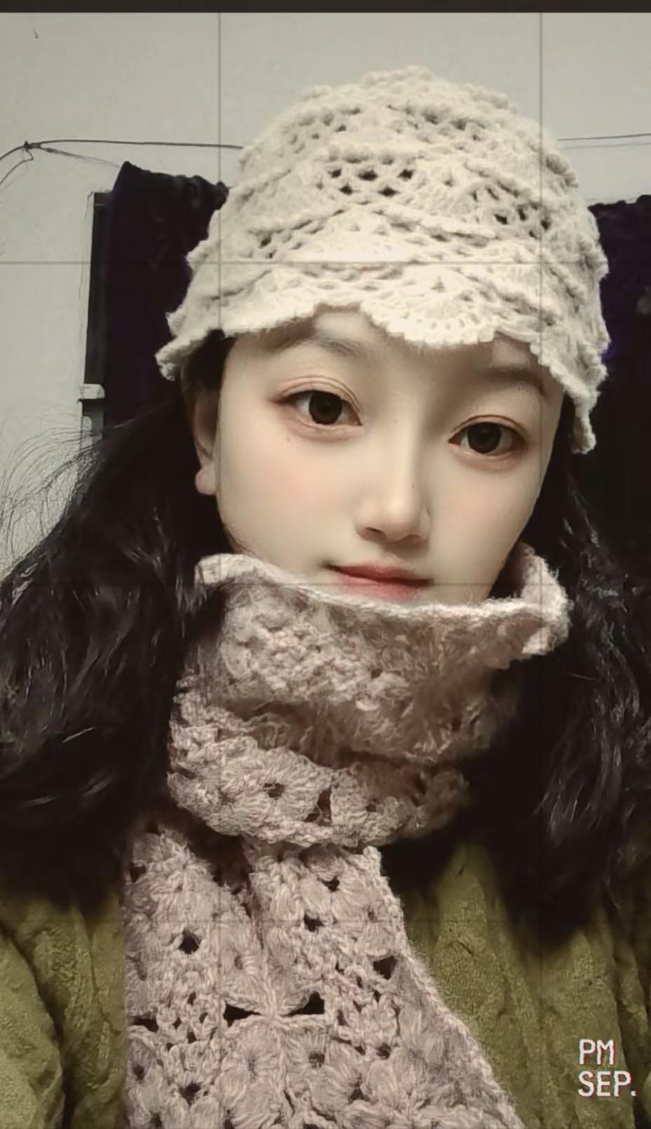 会钩针就是好。大家都在钩的一款扇形花帽子 赶紧给自己也安排上了