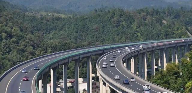 14亿中国人养不起高速？8年亏空6万亿，美国高速免费却能盈利。美国的高速随便上，