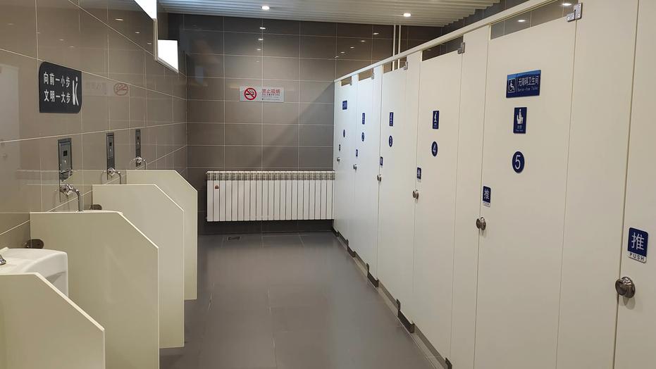 员工李某因“带薪如厕”被公司开除一事，涉及劳动权益、公司管理制度以及医疗事实的认