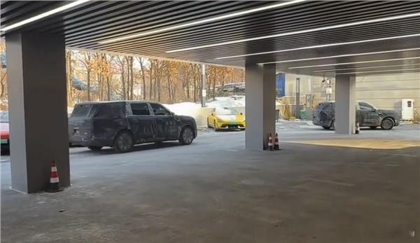 小米三款新车一起被拍到了，两款SUV，其中一款是全尺寸的应该是YU9 ，轿车毫无