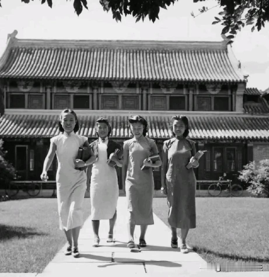 1920年的北京大学女学生。
 老北京的新貌 故宫旅游纪念照 清末北京街头 课本