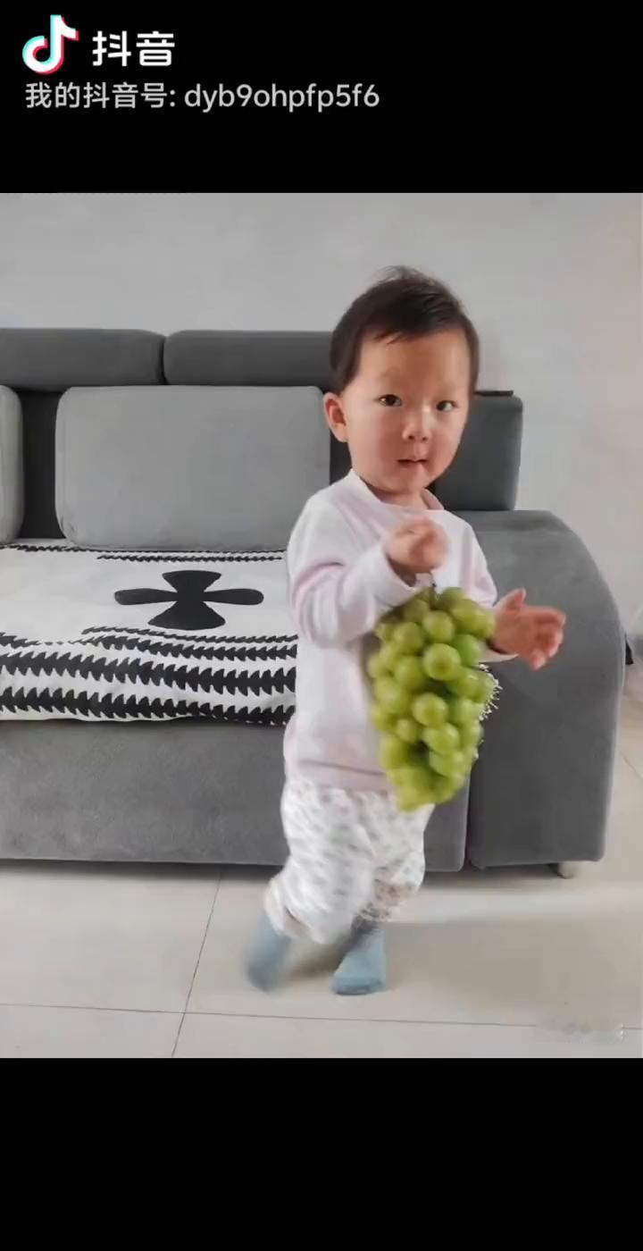 姥姥姥爷，我想死你们了，我带着好吃的来看你们了。姥姥。