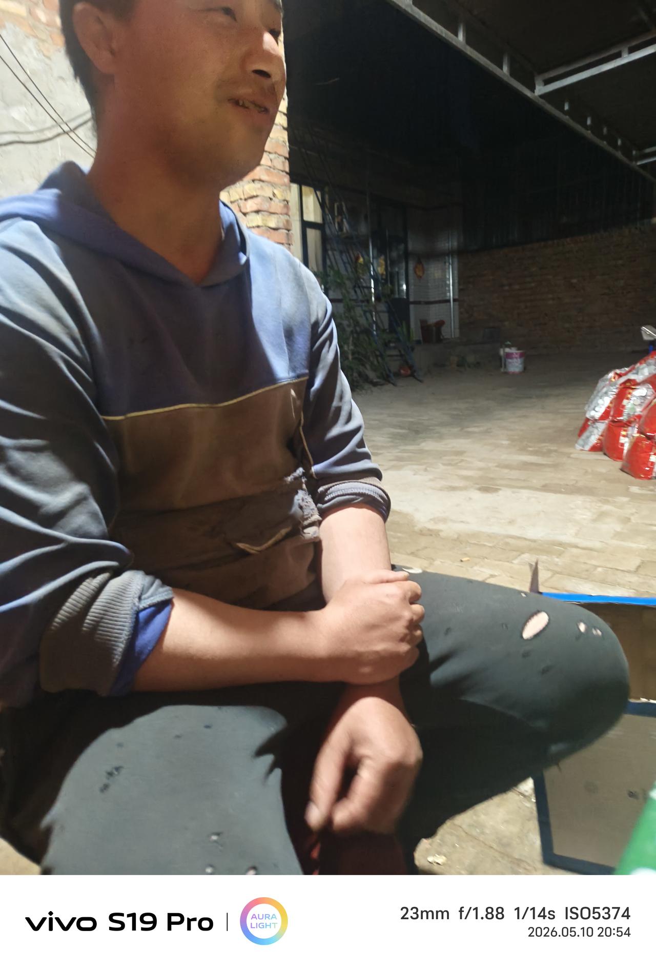 三蛋你今天洗澡了吗？他摇摇脑袋，稀稀拉拉的头发也随之摆动，没有，谁没事天天洗澡，