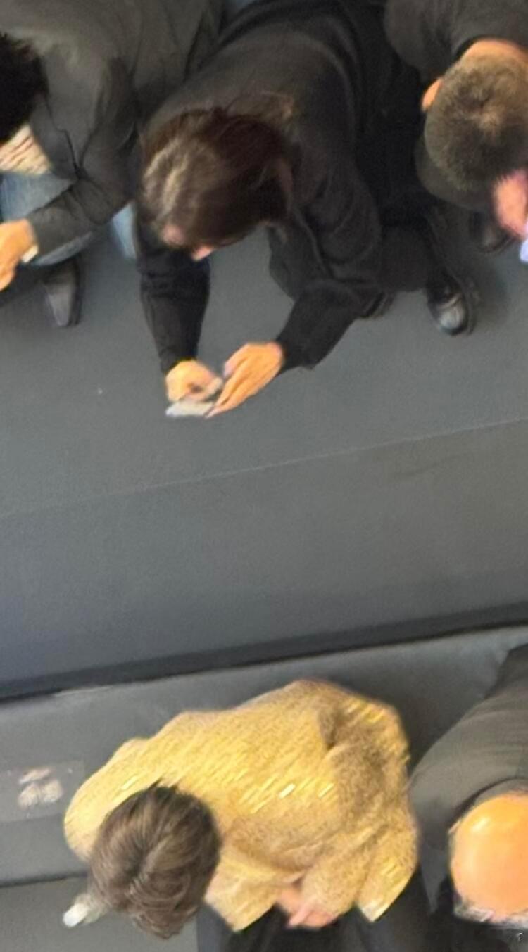 我见到张凌赫be like谁坐到张凌赫后面都会笑成这样吧！！！Cr许梦靖 