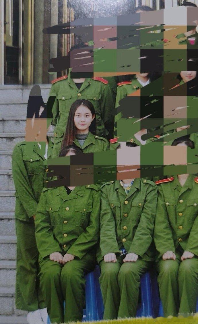 谁不为这颜值心动！郭宇欣高中旧照清秀又灵动，军训时的样子满满的青春感，换头谣言不