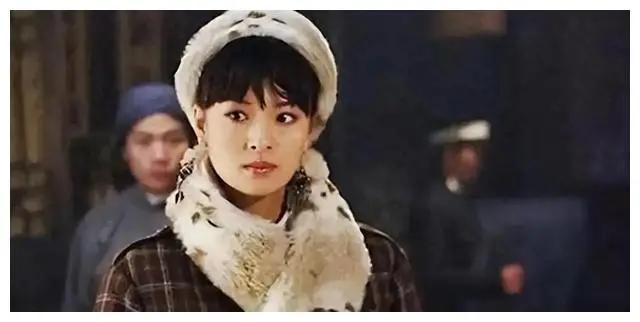 1943年，女土匪吕芪有绝世容颜，垂涎其美貌的男人数不胜数。但她的择偶标准却很特