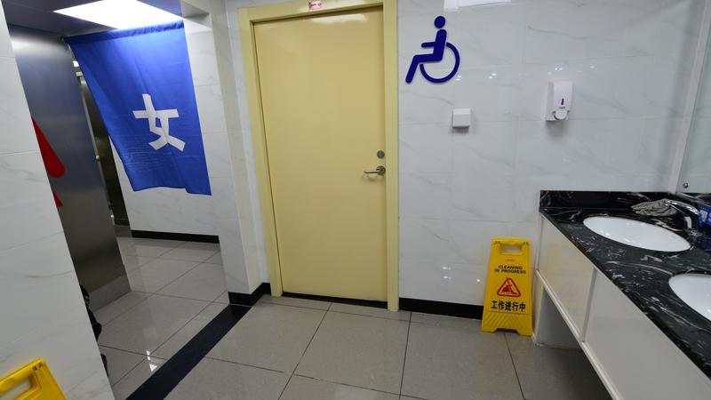 你们发现没有，大城市的公共厕所都有第三卫生间，但在我们这里的小县城，就算有第三卫