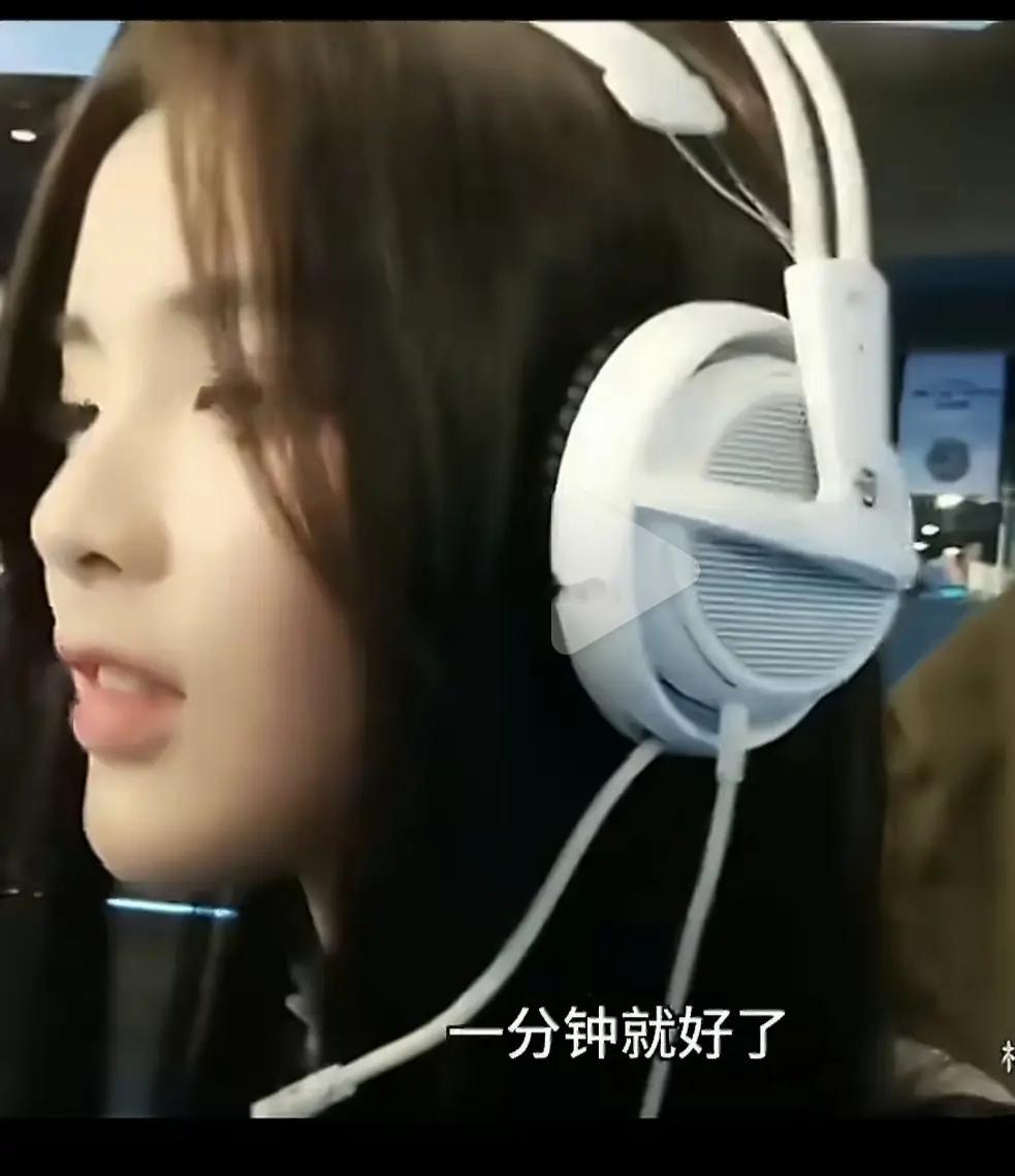 杨超越素人17岁在网吧一男主播在网吧直播，看到漂亮妹子(就是杨超越)，用钱诱惑她