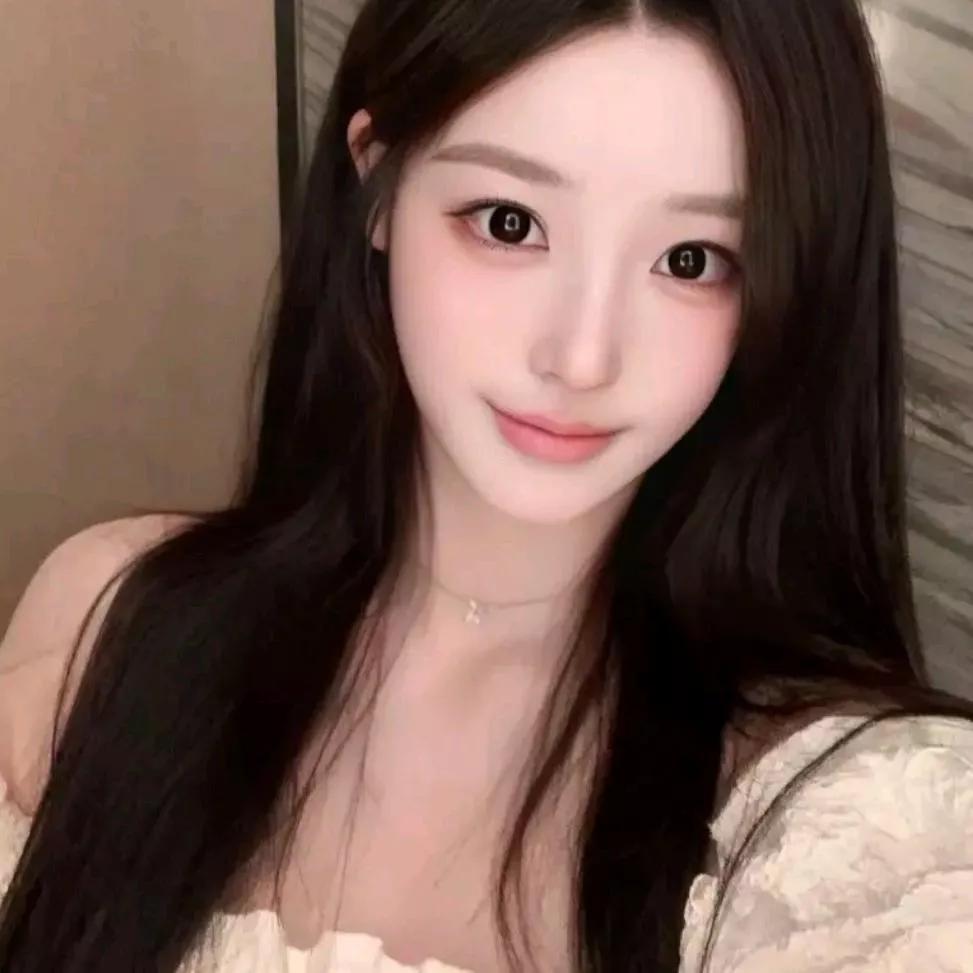 温柔甜美的笑容，精致的妆容，长发飘飘，仙女气质满满。