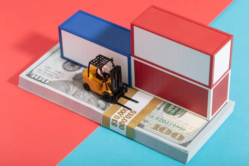 特朗普一直以来认为通过关税壁垒，可以倒逼世界上五百强企业，回归美国境内投资兴业，