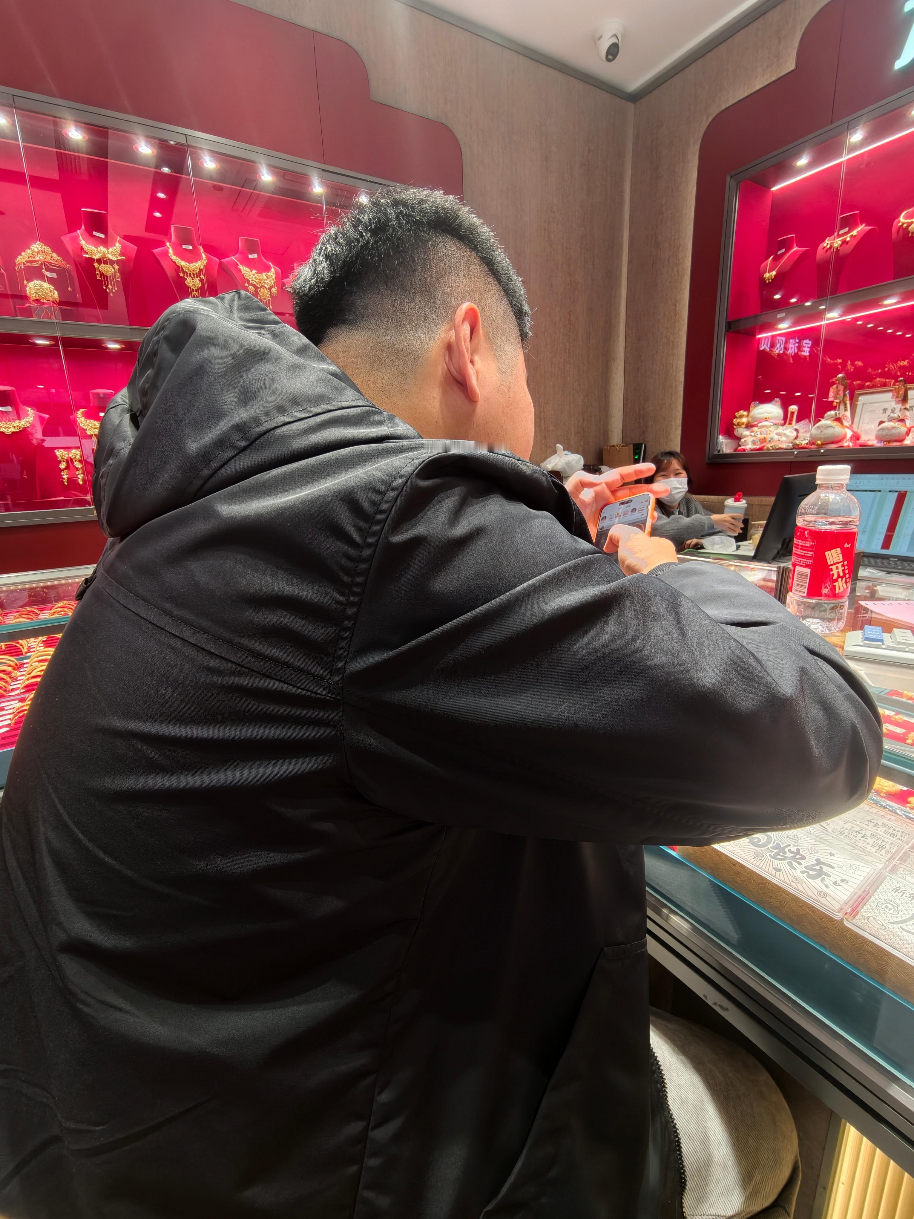 陪师兄来水贝买他姑娘的黄金，我跟这儿kuku砍价，大哥在旁边嗷嗷发微博，我说我微