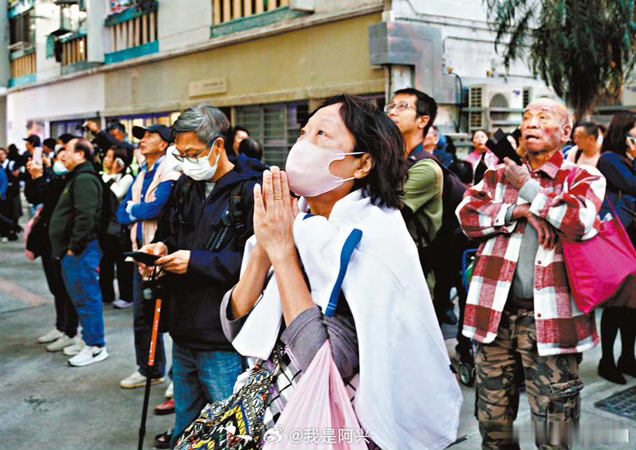 香港火灾，深感痛心。祈愿所有人平安，向遇难者表示深切哀悼，愿生者坚强，共渡难关。