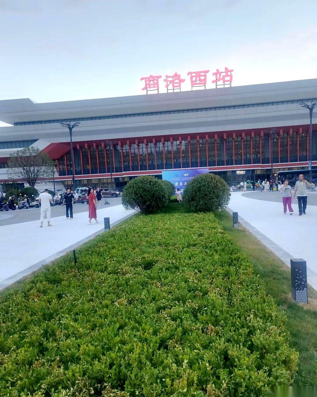 摊开安康西站和商洛西站的规划图，你会看到一个极具迷惑性的现象。
这两座高铁站的候