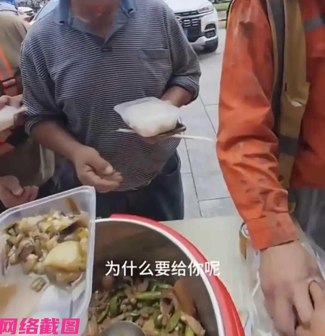 湖南某处的工地有老板在这里摆摊卖盒饭，价格为六块一份且饭量大，可以说管饱，为此有