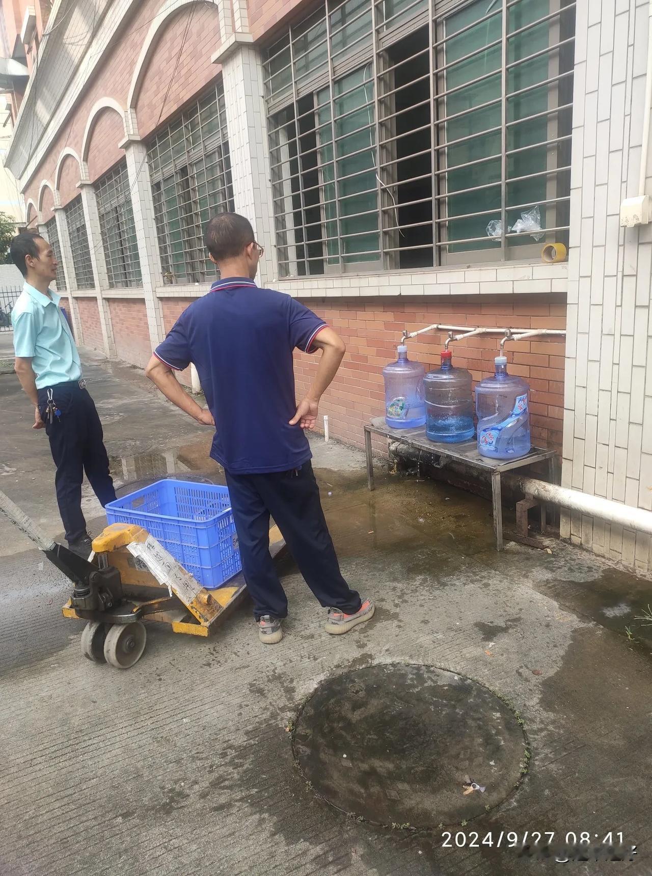 办公室的饮水机昨晚就没有饮用水了。今天一早，还没有人去打水。
七八号人个个大眼瞪